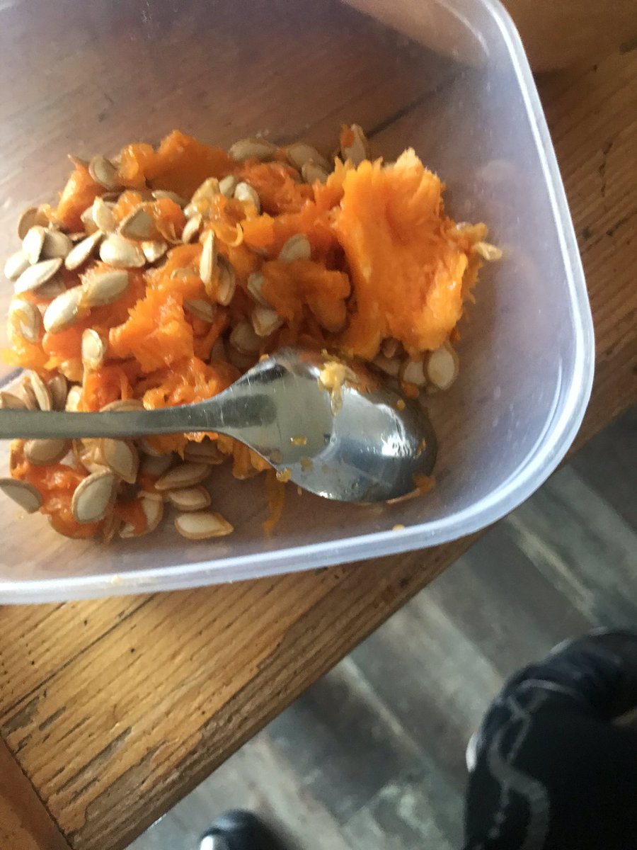een_pot's tweet image. Lekker bezig in de keuken. Vandaag bezig met pompoen drogen! En ook de zaden worden gebruikt. Goed schoonmaken in de kruiden en dan in de droger.