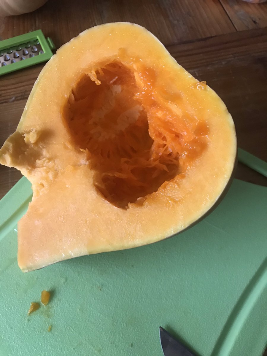 een_pot's tweet image. Lekker bezig in de keuken. Vandaag bezig met pompoen drogen! En ook de zaden worden gebruikt. Goed schoonmaken in de kruiden en dan in de droger.