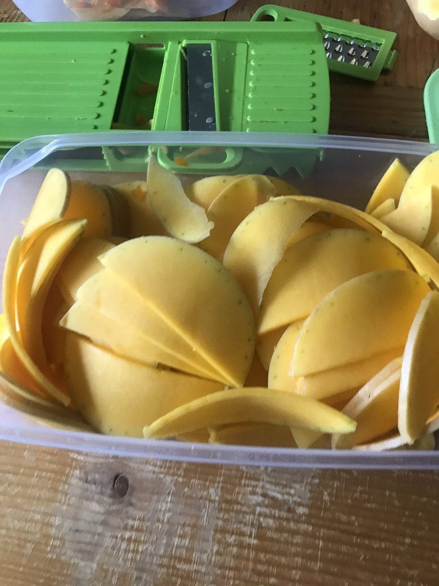 een_pot's tweet image. Lekker bezig in de keuken. Vandaag bezig met pompoen drogen! En ook de zaden worden gebruikt. Goed schoonmaken in de kruiden en dan in de droger.