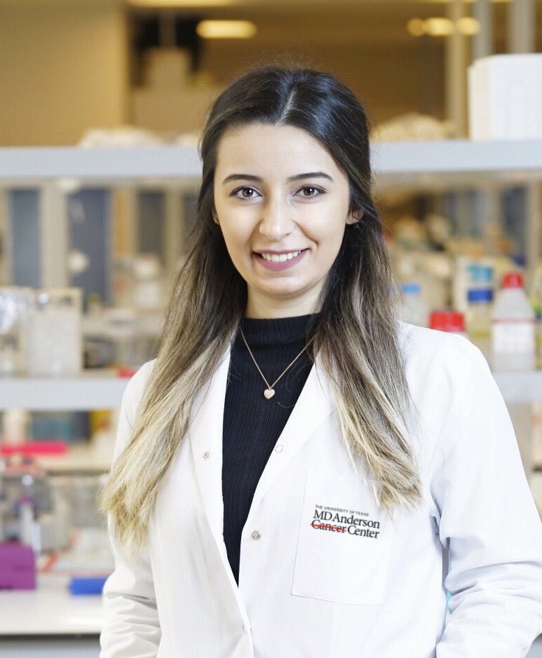 kisacakimdir's tweet photo. Dr. Gamze Bildik Elcik

İÜ MBG Bölümü’nü dereceyle bitirdi. YL ve doktorasını Koç Üni. Tıp Fakültesi’nde Moleküler Tıp alanında yaptı.

Halen ABD’de araştırmalarına devam ettiği MD Anderson Kanser Merkezi tarafından 2020’de yumurtalık kanseri alanında yılın araştırmacısı seçildi. https://t.co/qiwvGKyJBG