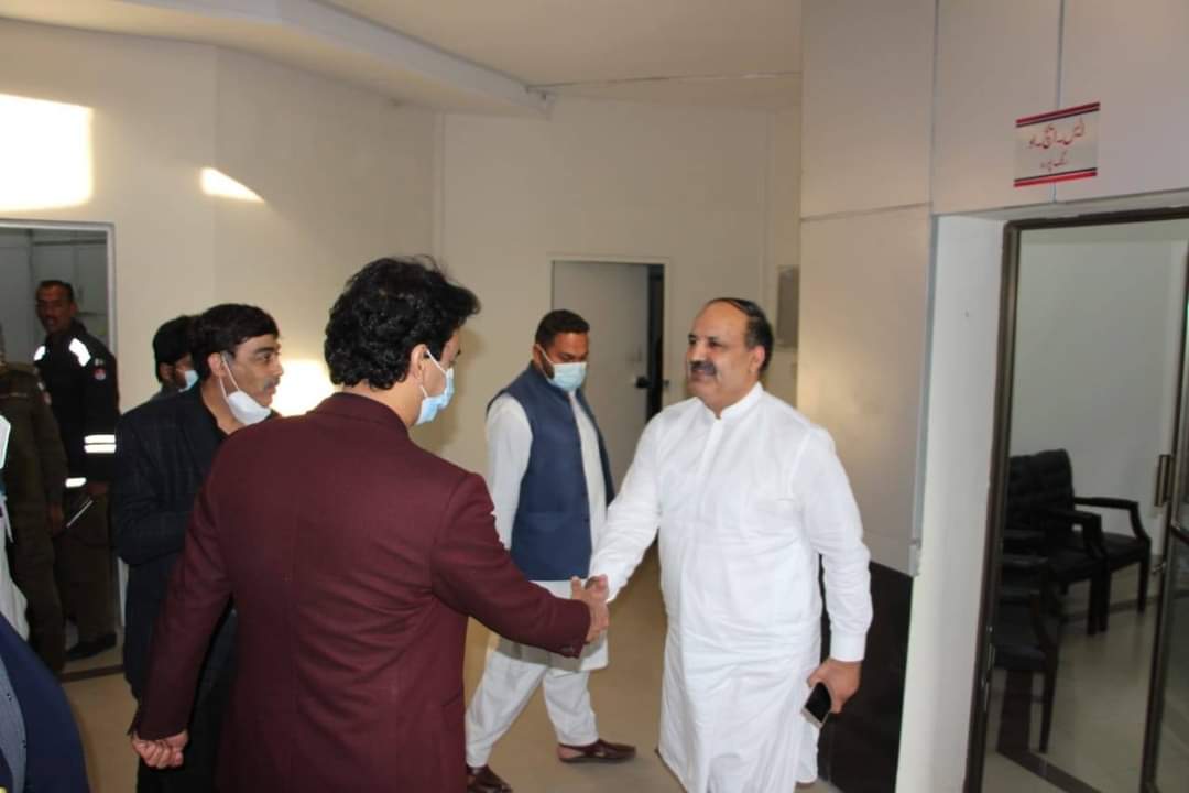 Ch_Husnainpti's tweet photo. وزیراعظم کے معاون خصوصی برائے امور نوجوانان عثمان ڈار، سٹی صدر پاکستان تحریک انصاف سیالکوٹ مہر کاشف، چودھری الطاف اور دیگر ماڈل پولیس اسٹیش�� رنگپورہ کا اچانک دورہ کرتے ہوئے، ایس ایچ او رنگپورہ کی جانب سے جدید ترین آراستہ سہولتوں اور دیگر انتظامات پر تفصیلی بریفنگ بھی دی گئی۔ https://t.co/iM32Gi7siO