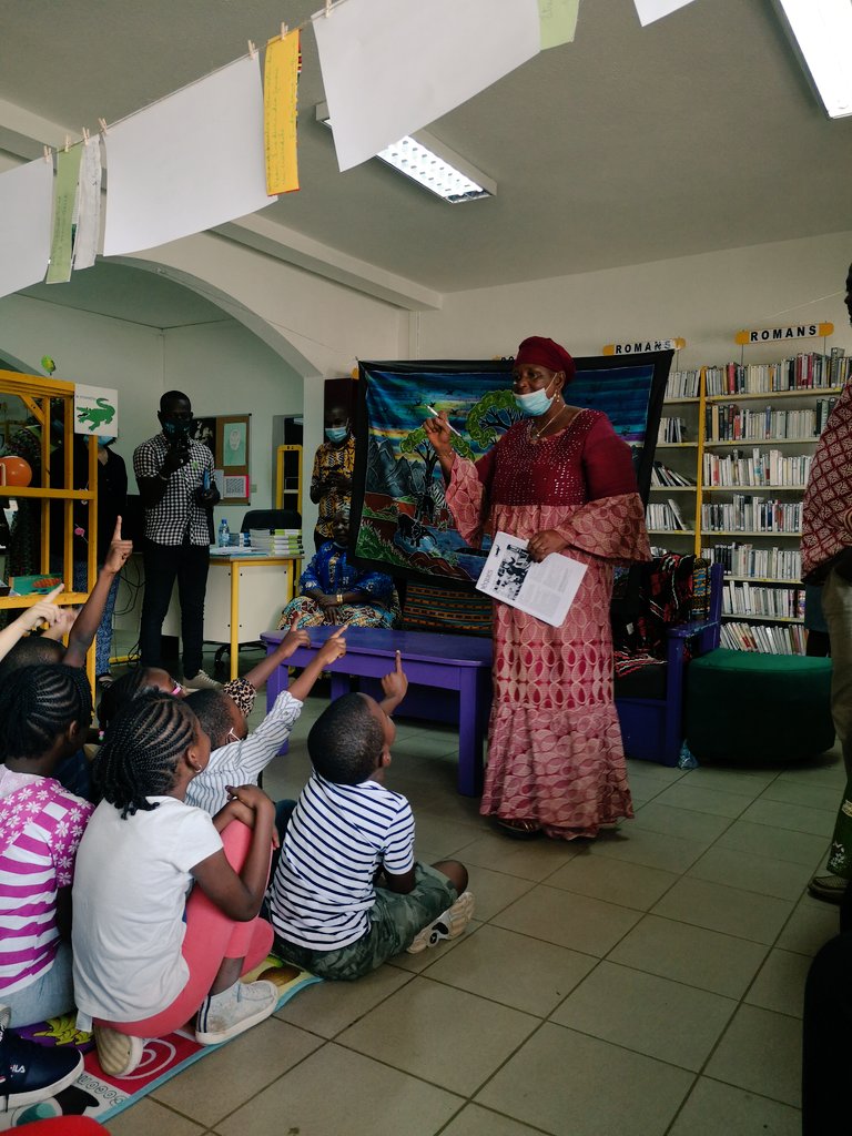 Restitution au <a href="/lac_conakry/">Lycée Albert Camus Conakry</a> de la formation en animation jeunesse <a href="/AmbaFrGuinee/">France en Guinée et en Sierra Leone</a> : 20 bibliothécaires venus de toute la Guinée devant les enfants captivés ! Merci à la formatrice Claire Belhadi #COBIAC pour ces beaux moments !