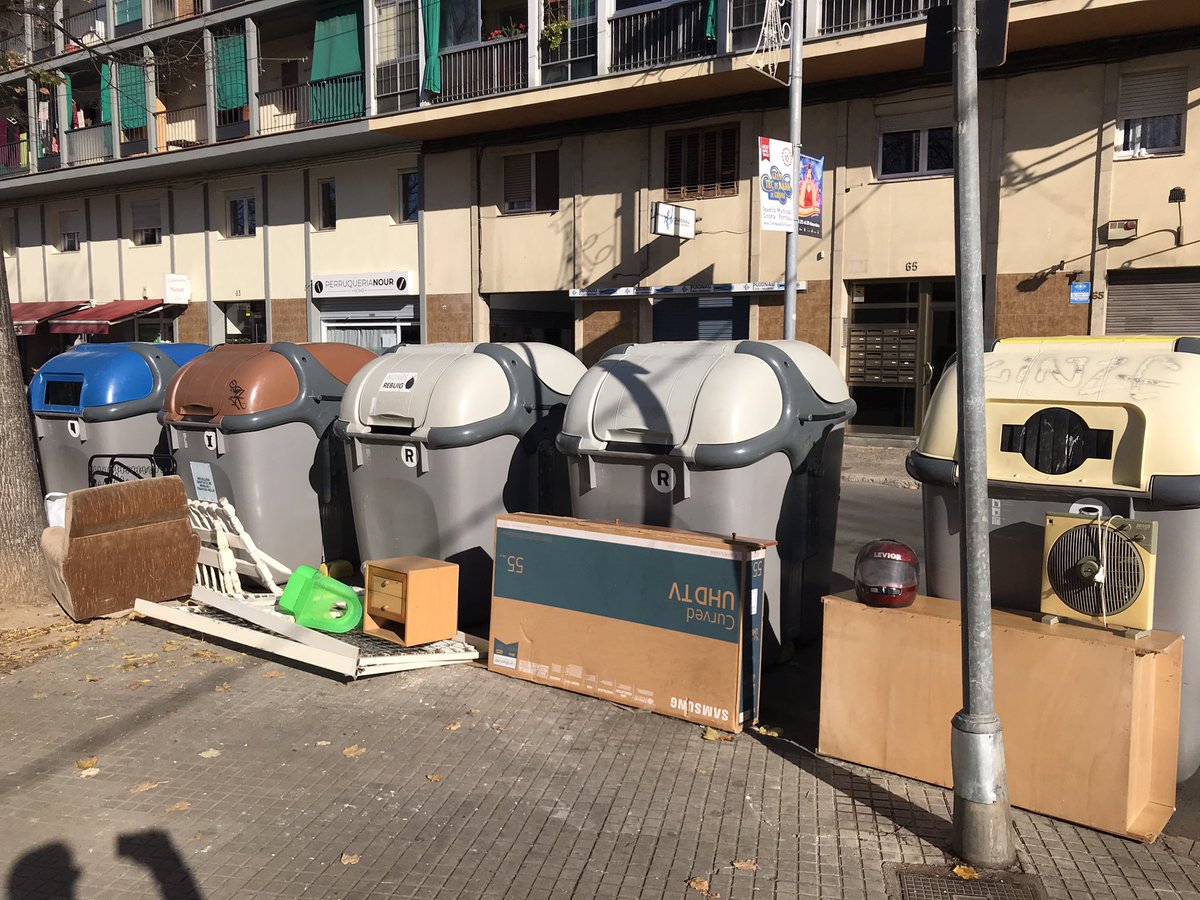 MarcSabria's tweet photo. Incivisme elevat a l’enèssima potència. A les 7:45 l’@girona_cat buida i neteja contenidors 👌. A migdia, el barri de Sant Narcís presenta un estat lamentable. @MartaMadrenas caldria més control, pedagogia i sancions https://t.co/GuDnC2TfKG