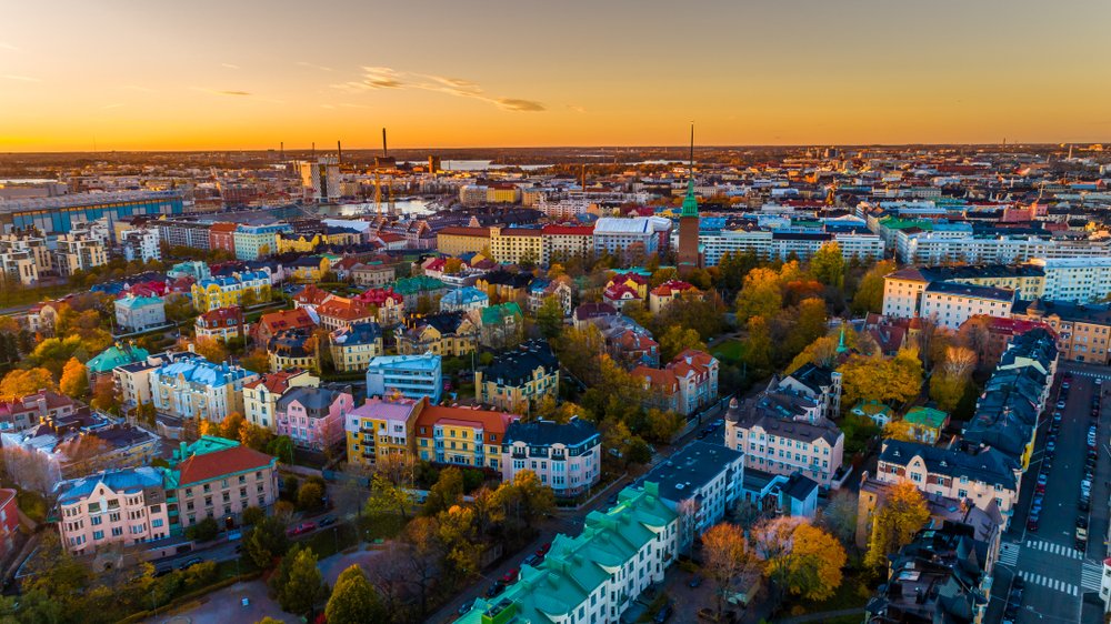 LogitravelIT's tweet photo. Oggi ti portiamo a Helsinki, capitale della Finlandia, considerata una delle città più sicure al mondo. Programma? ⛪ Visita la cattedrale e i musei che ospitano opere di Van Gogh, recati in centro, gusta i panini alla cannella dell'antico mercato, rilassati in una tipica sauna. https://t.co/1ns6yDxt2L