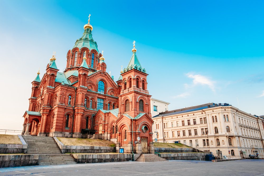 LogitravelIT's tweet photo. Oggi ti portiamo a Helsinki, capitale della Finlandia, considerata una delle città più sicure al mondo. Programma? ⛪ Visita la cattedrale e i musei che ospitano opere di Van Gogh, recati in centro, gusta i panini alla cannella dell'antico mercato, rilassati in una tipica sauna. https://t.co/1ns6yDxt2L
