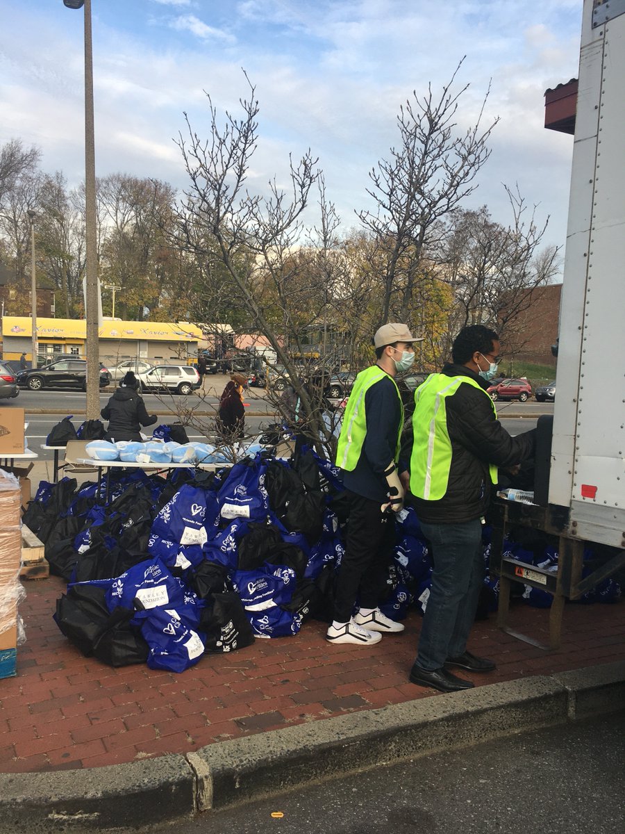UnitedWayMABay's tweet photo. Today’s the day! Thanks to you, 15k families in 23 towns will pick up what they need to put food on the table for the holiday week. Shout out to @charitiesboston in Dorchester for their help with distribution - we couldn't do it without you! Learn more: https://t.co/JmeAcQAEd9 🦃 https://t.co/2eaP3eWssS