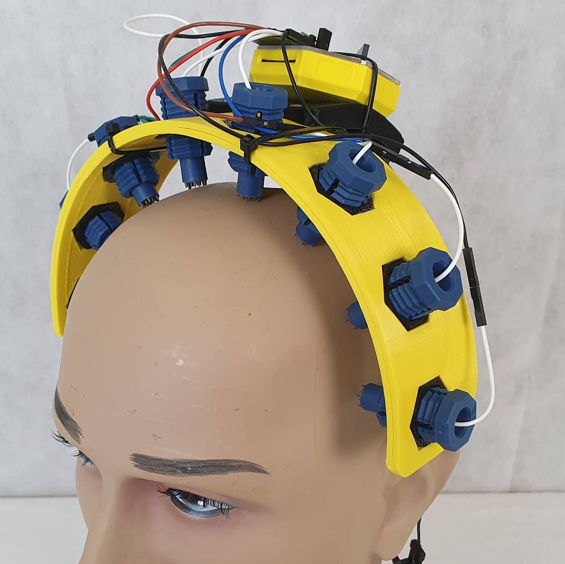 XRobotsUK's tweet photo. My custom @OpenBCI headset attempt to see if I could pinpoint specific parts of my brain, in this case the motor cortex. Results are not too bad, check out the full video now https://t.co/xdAg6vif6z
#braininterface #computerbraininterface #neuralink #headset https://t.co/UeOV2p7xfv
