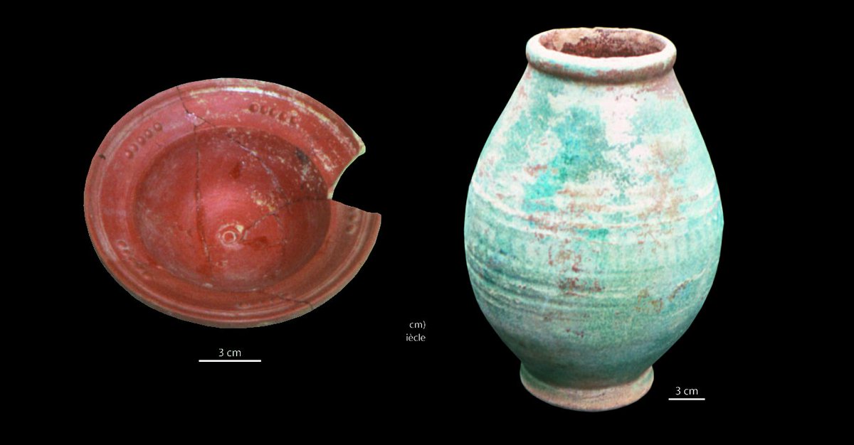 La ciudad controlaba la principal ruta entre el Mar Rojo y Axum. Por esa ruta llegaron objetos de todo el mundo conocido: cuentas de la India, sigillata romana, cerámica vidriada del Imperio sasánida...->