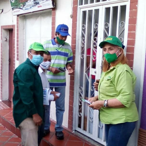 merida_copei's tweet photo. María Eugenia Febres Cordero (@marufebrescordero ) conversa con las familias destacando la importancia de votar.Luis Montilla (@montillaluisen ) y Valentina Araujo (@valentinaaraujoquintero ), puerta por puerta. Diputados por Mérida.Parroquia; Jacinto Plaza. Mérida. VOTA VERDE!! https://t.co/V5dWVmIMcn