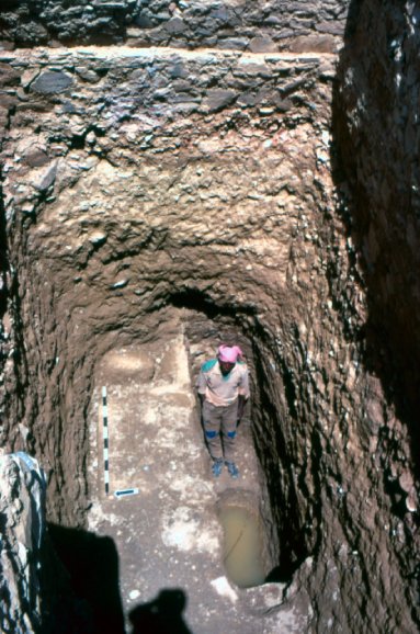 Matara sigue escondiendo muchos misterios. En uno de los sondeos estratigráficos apareció, a 5 metros de profundidad, los restos de una ciudad más antigua, del siglo VII a.C. Los objetos indican que fue fundada por gente de Yemen, del mítico reino de Saba.->