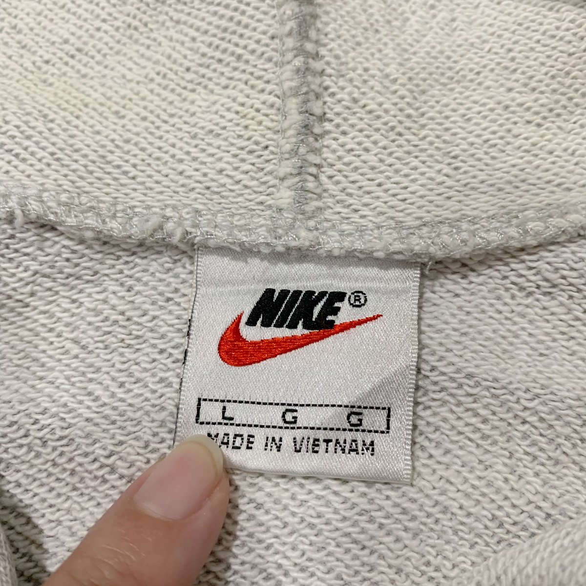 ⁺◟🎄 nike
อก : 50"
ยาว : 26"
ราคา : 450
ตำหนิ : สกรีนแตกตามรูป แต่ตรงโลโก้เป็น reflex สะท้อนแสงสวยมากค่ะ

ถ้ารับเมนชั่นใต้รูปเลยค่ะ ꙳ ⋆⛸