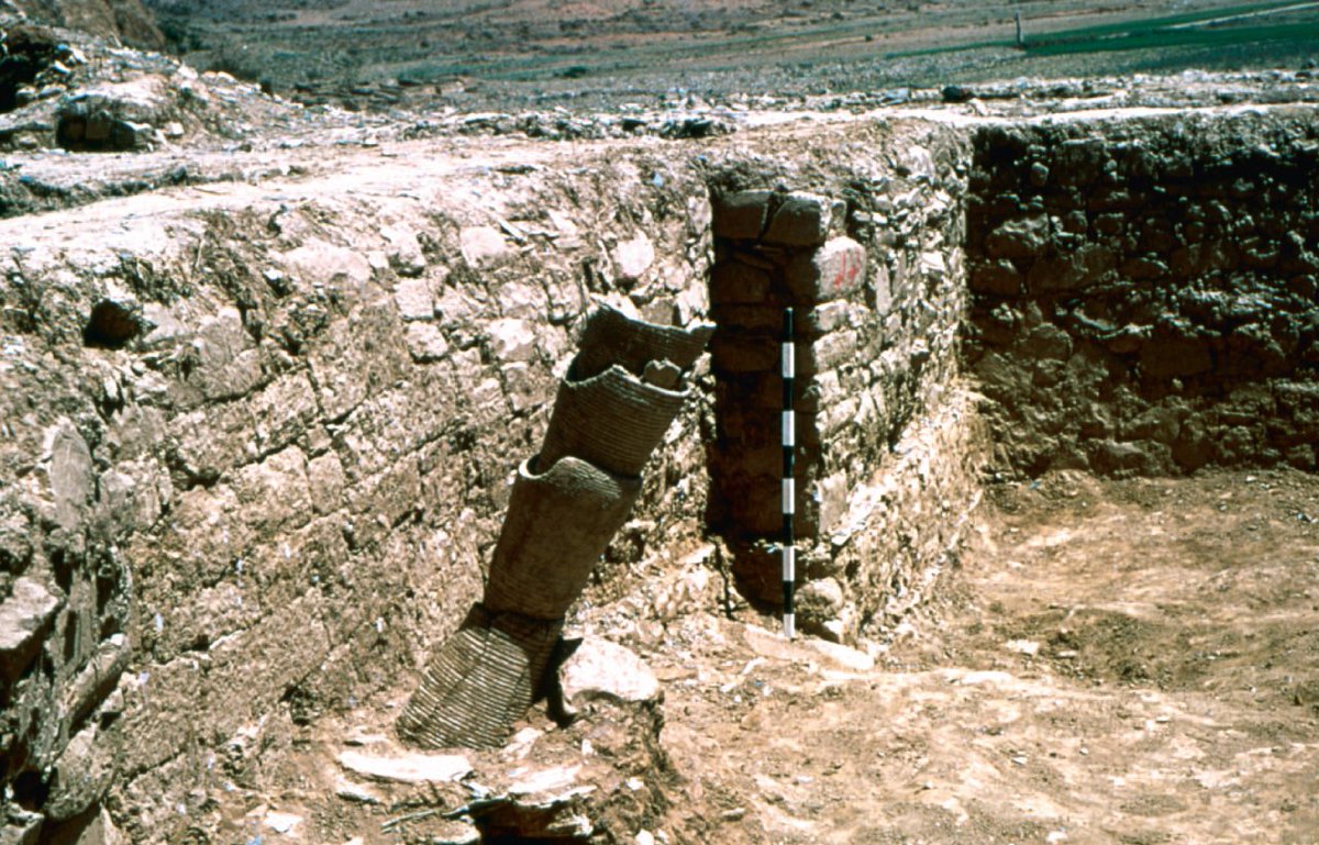 Y ánforas de vino tardorromanas y bizantinas. Tenían tantas que las usaban de cañerías. Los objetos muestran que Matara era una comunidad cosmopolita, en contacto con los principales centros económicos, culturales y de poder de la época.->