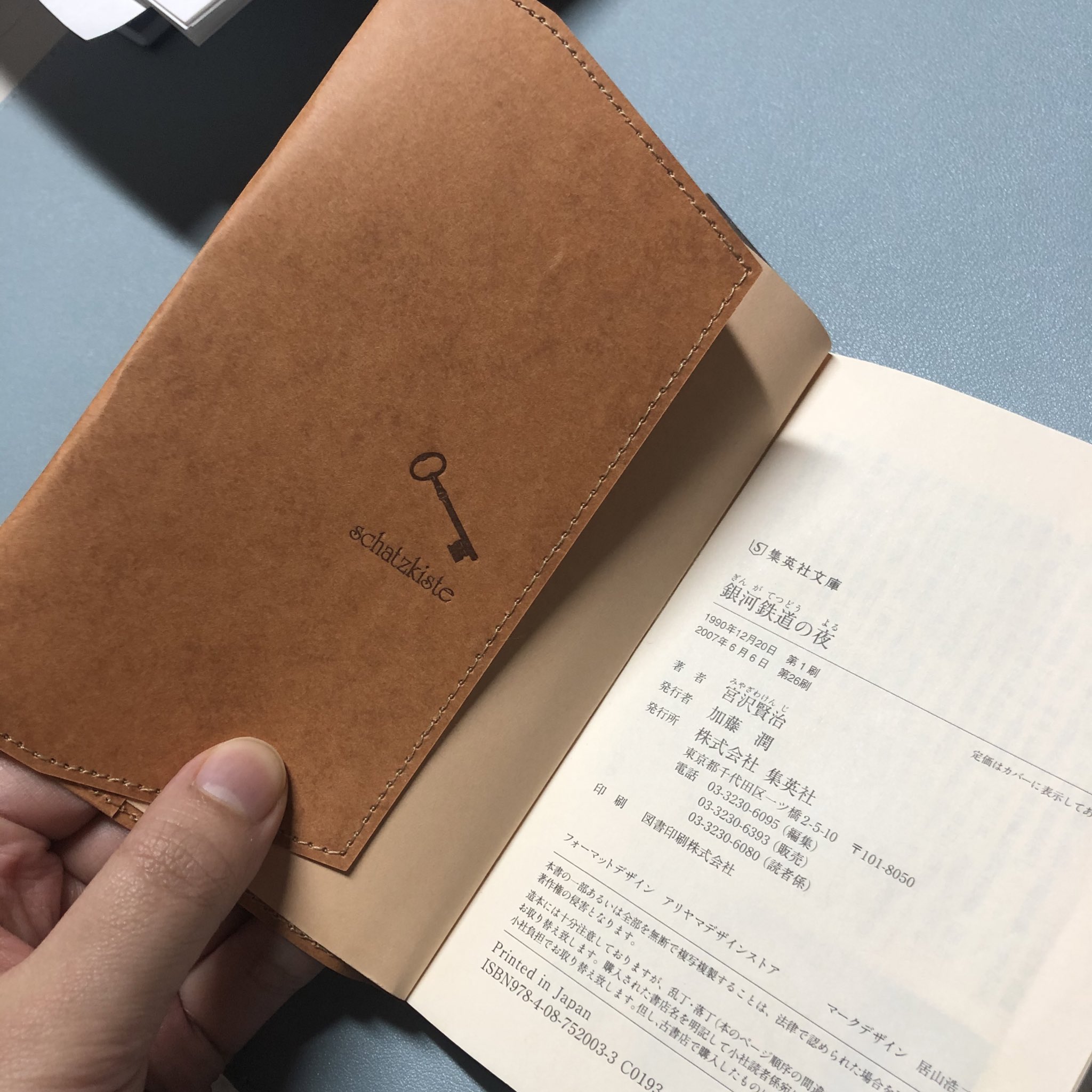 まんまる ブックカバーはコルドバというラテックスという素材を染み込ませた耐水性の紙 を使用しています ミシン縫製もしてしっかりとした作りに 使い込むとコルドバにシワができてまたそれが味になります T Co P0dmifce6o Twitter
