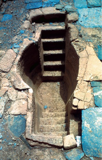 Las intensas conexiones internacionales explican que el cristianismo llegase muy pronto al Reino de Axum, donde se convierte en religión oficial en el s. IV. En Matara se encontró una basílica con su baptisterio (cuadro rojo).->