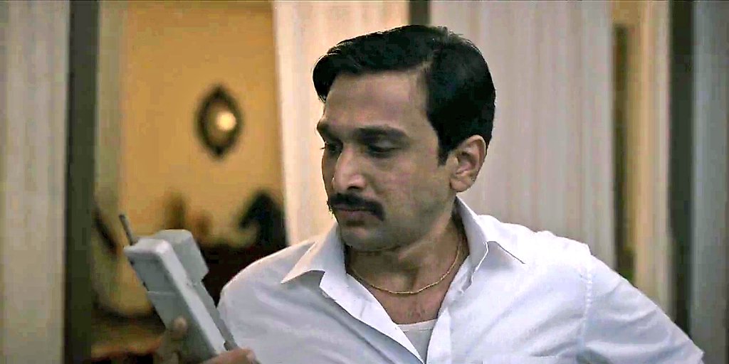 vishcomical's tweet photo. *Abhishek Bachchan calls Amitabh*

Amitabh: Namaskar

Abhishek: Arre waah Dad itni jaldi phone utha lia, kahan ho?

Amitabh: Humara desh aur poora vishv aaj COVID-19 ki chunauti..

Abhishek: https://t.co/J4MmYCeidG