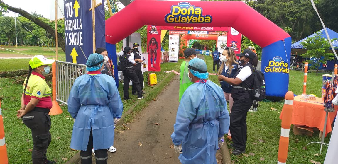 SaludCali's tweet photo. #GuardianesDeVida y Control Sanitario 😷🤲🏼💦 #Hoy tendremos una jornada maratónica 🏃🏻‍♂️🏃🏻‍♀️.
✅ Día sin IVA
✅ Jornada de Vacunación 
✅ Media Maratón 
En toda la ciudad nuestro equipo de hará presencia para que Cali Guarde la Vida
#CaliUnidaPorLaVida💙❤️💚 https://t.co/QKUKTmkvhl
