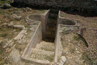 Para comparar, aquí tenéis el de Son Peretó, en Baleares, a 6.000 km de Matara por mar. La globalización no se inventó ayer. La basílica es muy interesante, porque si el baptisterio es idéntico a los romanos...->