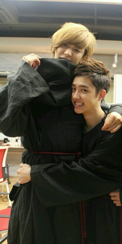 idkwtpasm's tweet photo. I was scrolling through my gallery and found these photos.LOOK AT THE WAY HE HUG CHANYEOL. I WANNA CRY THIS IS SO CUTE 😭😭 https://t.co/Uavm9JZ07c