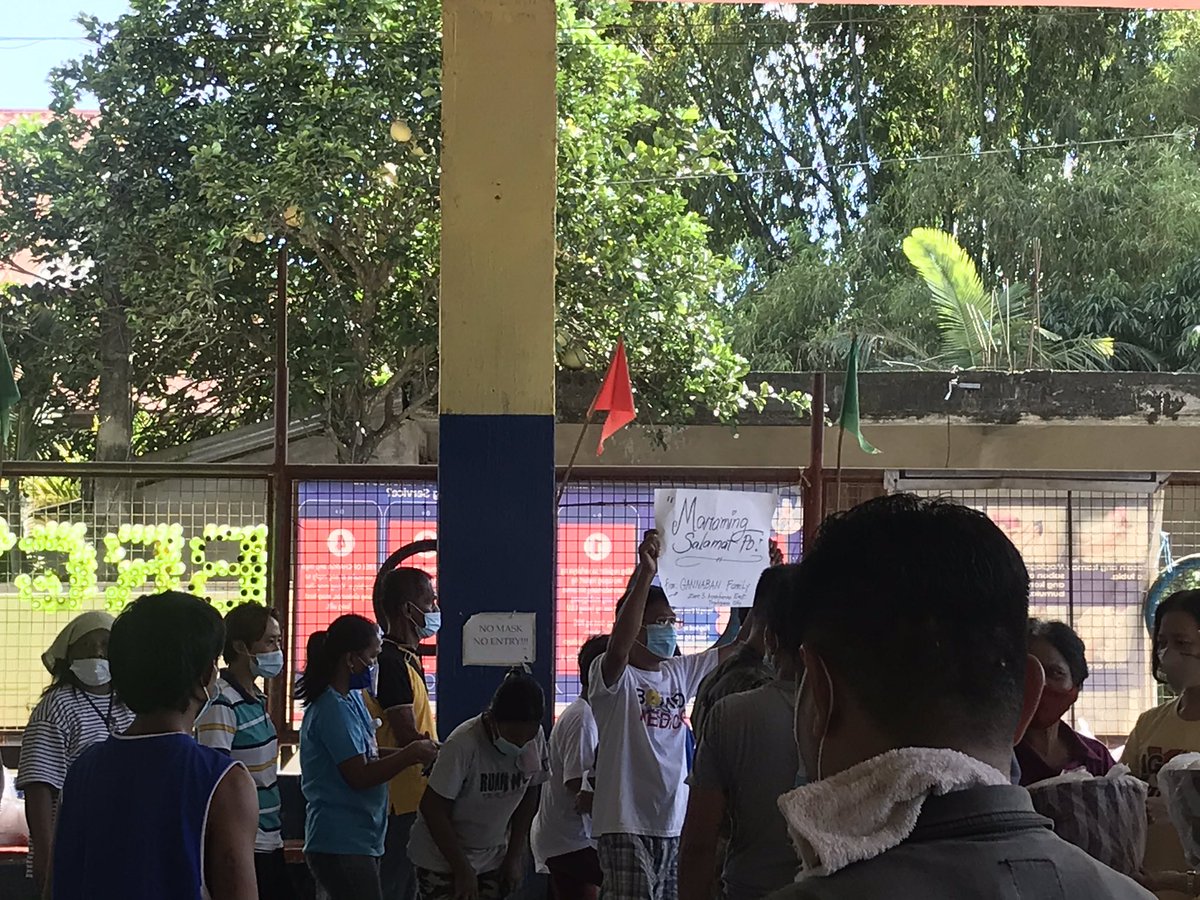 luizajaybasilio's tweet photo. Share ko lang guys. Habang andooon kami mismo sa brgy hall nila. Sobrang haba ng pila😔 kaya kinukulang pa ho ang mga reliefs, may mga zone pang hindi pa nabibigyan. #Theyneedmore😔🙏 https://t.co/rjg1BrWdyy