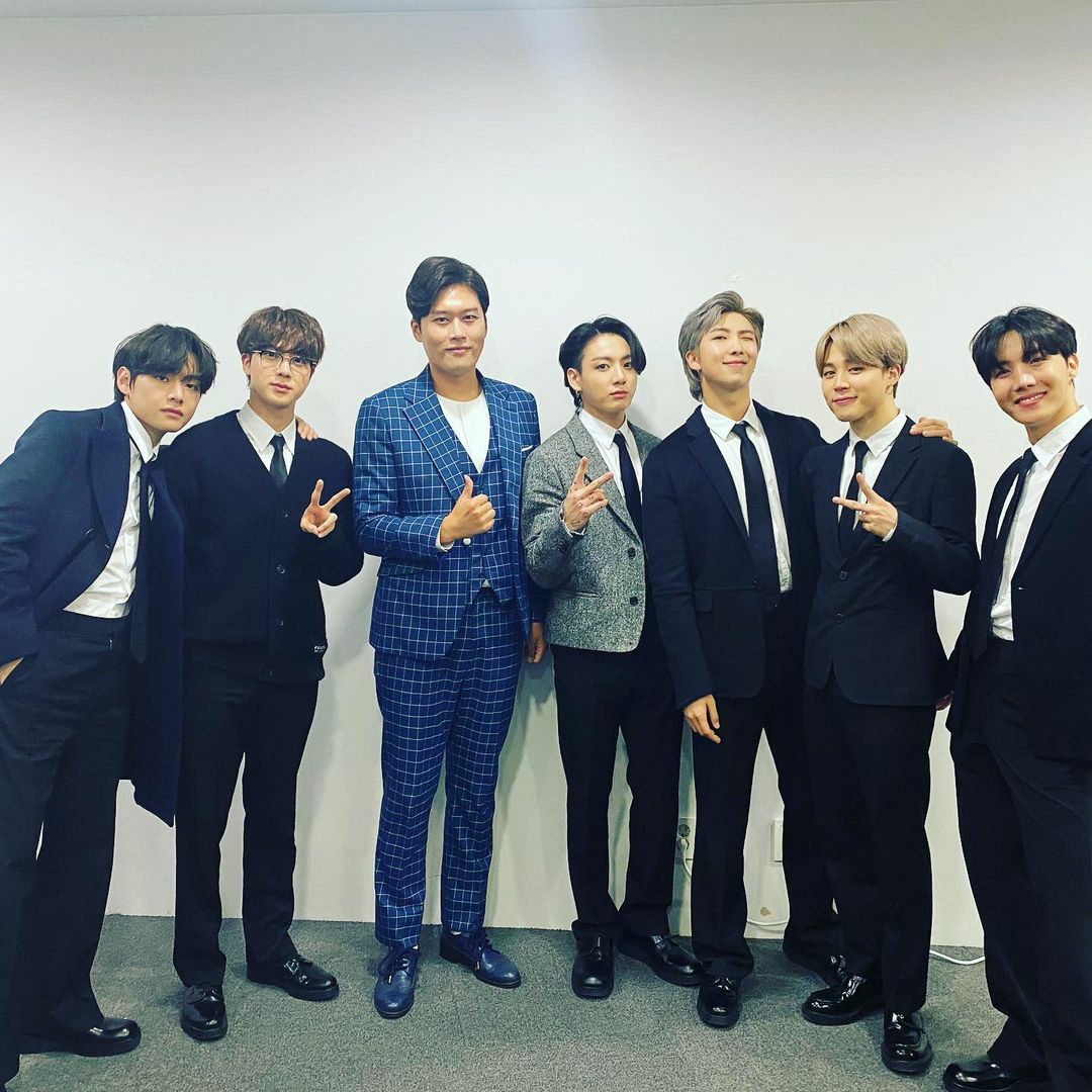 jungkookah_7's tweet photo. BTS with the MC from the Press conference!!!
AHHHH JUNGKOOK LOOKS SOO SHORT INFRONT OF HIM !!
๐๐๐คญ๐คญโค
#JUNGKOOK #JK #BEPressConference #BE_BTS #LifeGoesOnWithBTS #LifeGoesOn #BTS #BTSARMY #๋ฐฉํ์๋
๋จ @BTS_twt https://t.co/icWU2HLnt8