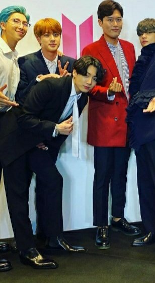 jungkookah_7's tweet photo. BTS with the MC from the Press conference!!!
AHHHH JUNGKOOK LOOKS SOO SHORT INFRONT OF HIM !!
๐๐๐คญ๐คญโค
#JUNGKOOK #JK #BEPressConference #BE_BTS #LifeGoesOnWithBTS #LifeGoesOn #BTS #BTSARMY #๋ฐฉํ์๋
๋จ @BTS_twt https://t.co/icWU2HLnt8