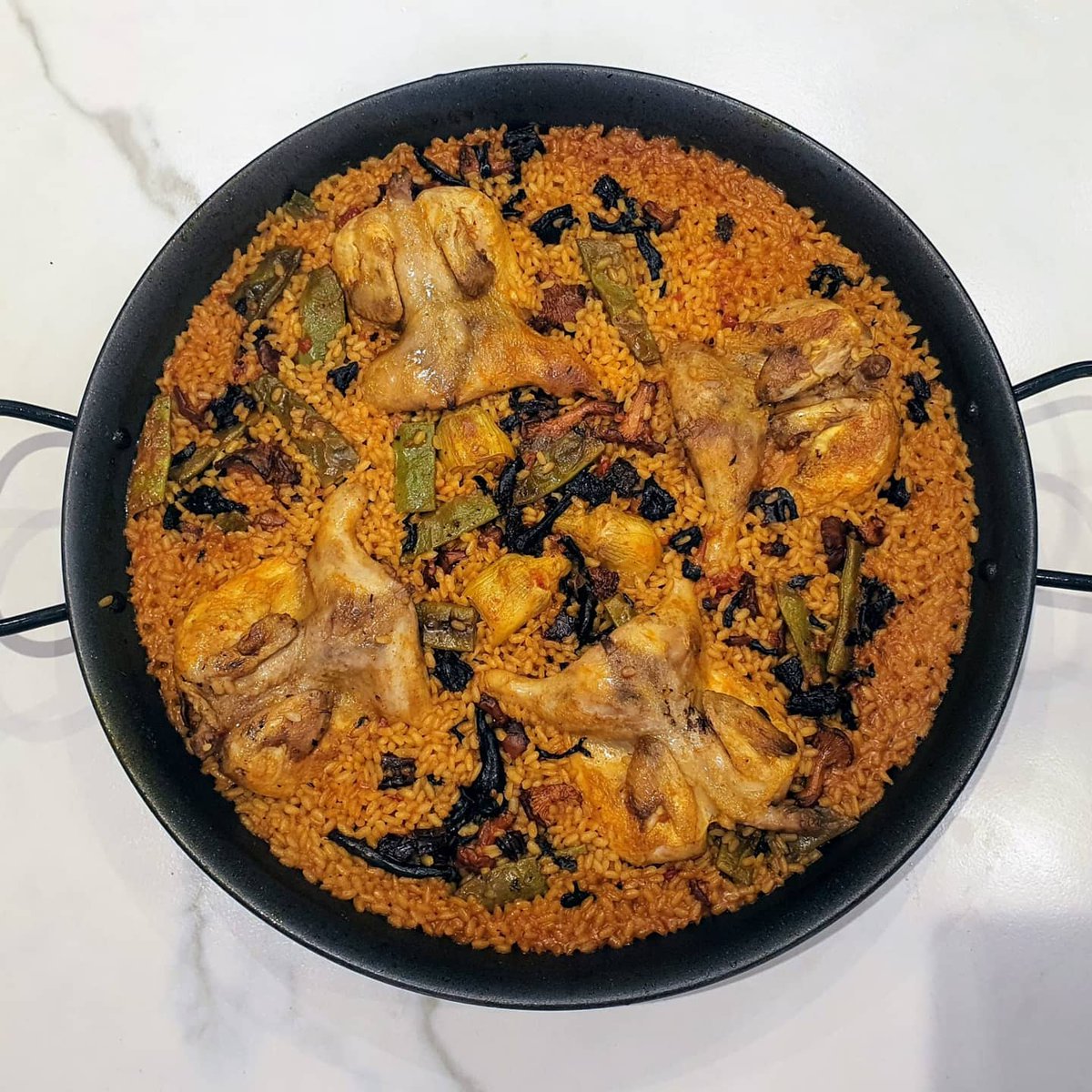 luisemiliofdez's tweet photo. Arroz con codornices, trompetillas, rebozuelos, judías rojas y alcachofas en #lacocinadeluisemilio👨🍳
#comparteelsecreto
#alimentosdespaña 🇪🇸
#cocina #micocinadesesue #chefluiche #chefluisemilio #sichef #chef #arroz #paella #laboratoriogastronomico #lesesperoconganasdecomer https://t.co/P3XXWQhNcL