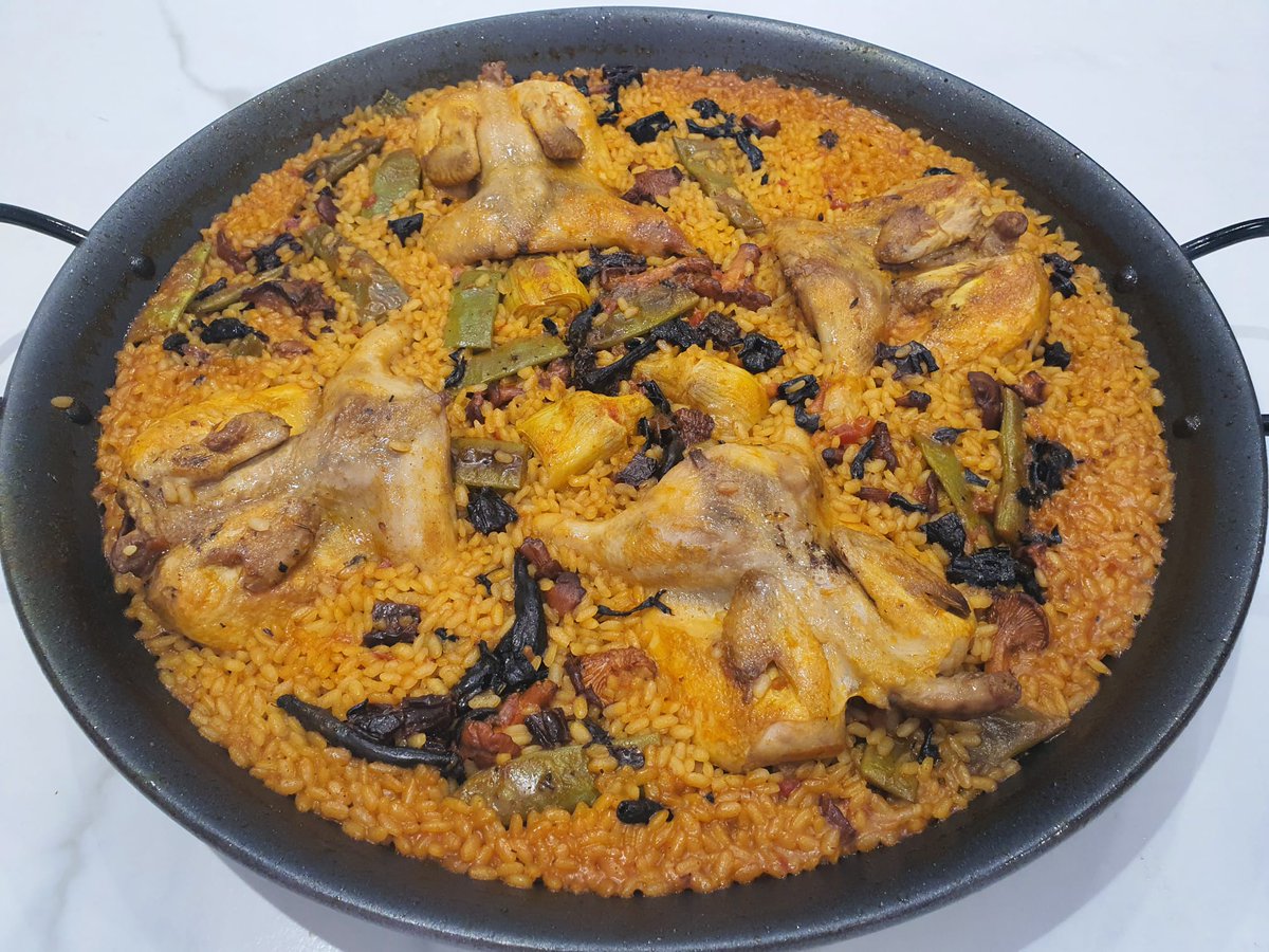 luisemiliofdez's tweet photo. Arroz con codornices, trompetillas, rebozuelos, judías rojas y alcachofas en #lacocinadeluisemilio👨🍳
#comparteelsecreto
#alimentosdespaña 🇪🇸
#cocina #micocinadesesue #chefluiche #chefluisemilio #sichef #chef #arroz #paella #laboratoriogastronomico #lesesperoconganasdecomer https://t.co/P3XXWQhNcL