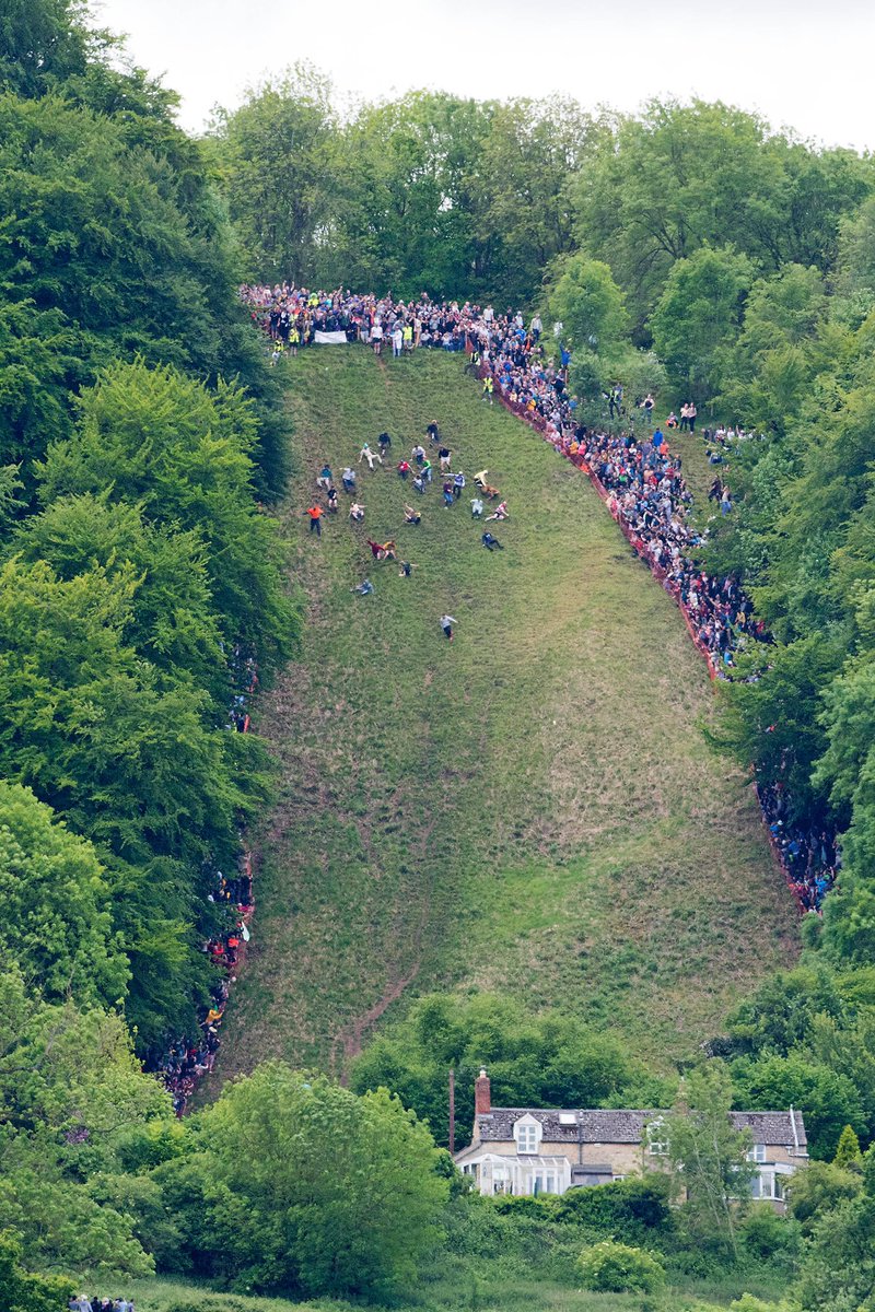 イギリスの奇祭 チーズ転がし祭り 女性部門は1回だけなのに男性は3回やるのは何故 その理由に納得w Togetter イギリスの奇祭 チーズ転がし祭り 女性部門は1回だけなのに男性は3回やるのは何故 その理由に納得w Togetter