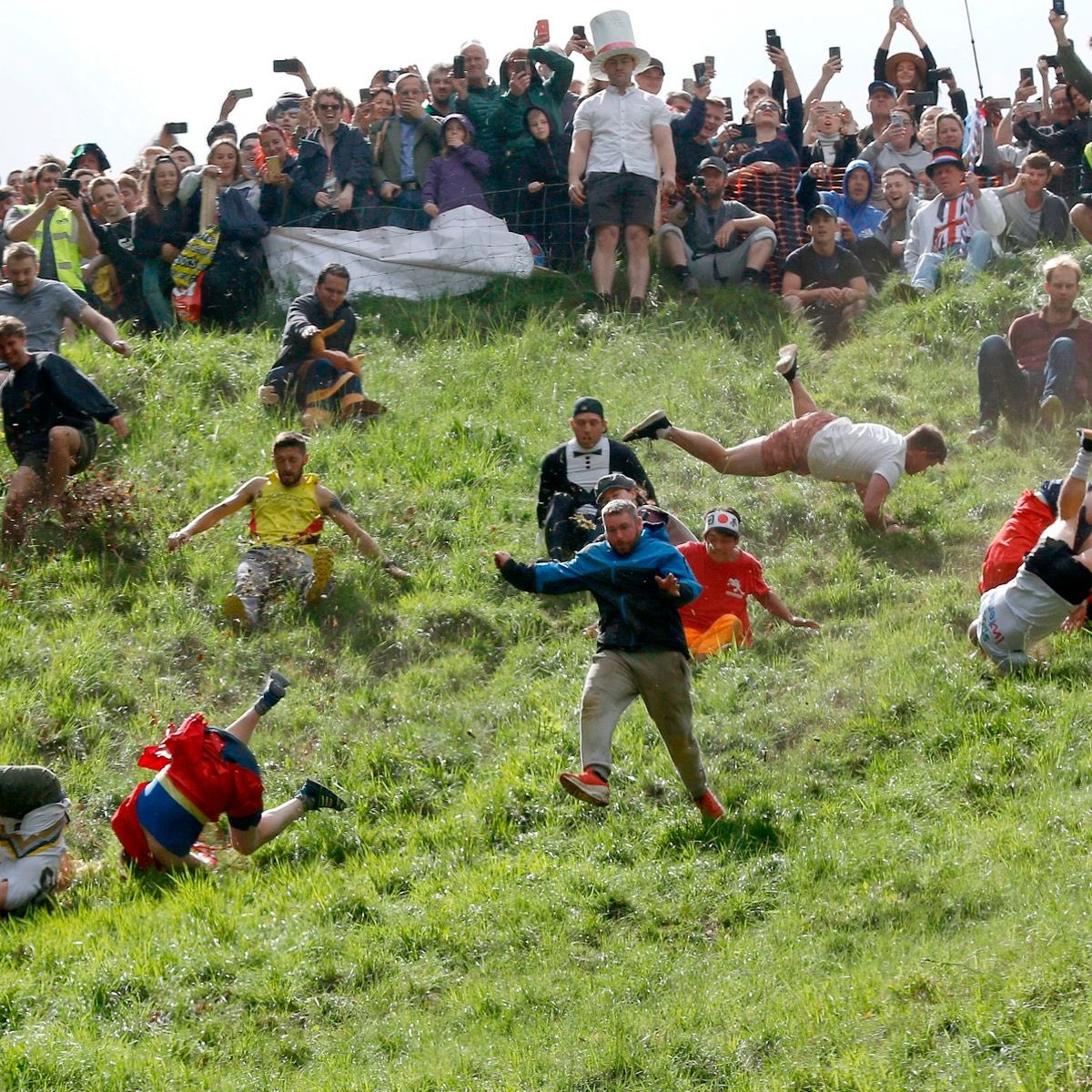 イギリスの奇祭 チーズ転がし祭り 女性部門は1回だけなのに男性は3回やるのは何故 その理由に納得w Togetter イギリスの奇祭 チーズ転がし祭り 女性部門は1回だけなのに男性は3回やるのは何故 その理由に納得w Togetter