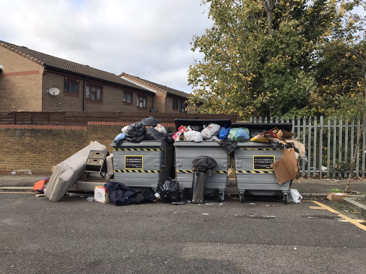 This weeks Saturday fly-tipping episode of Clyde Road, N15...

Guess what....MORE rubbish &amp; bulk items. This time the corporate blocked half of the pedestrian pavement!🤷🏽‍♀️

<a href="/haringeycouncil/">Haringey Council</a> I think its time to install a 🎥 on this spot!

<a href="/CllrSeema/">🌹Cllr Seema Chandwani</a> #flytippers #rubbish #litter