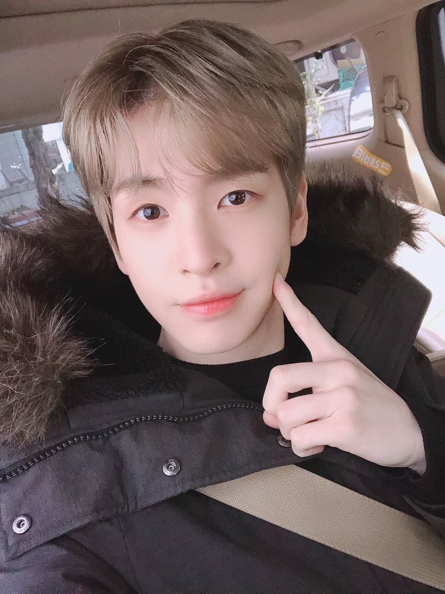 CRAVITY_twt's tweet photo. 러비티~ 주말 잘 보내고 계시나요?? 오늘도 고생 많으셨고 푹쉬세요!! 그래야 함께 크래비팅/러비팅 하죠~ ㅎㅎ 그럼 오늘도 굿밤, 런나잇, 아농 👋
#크래비티 #앨런 https://t.co/pG4mwkB19o