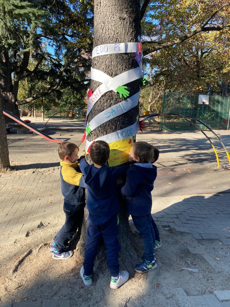 ISociale's tweet photo. 🌳 ALBERO: esplosione lentissima di un seme.
E fino a che non potremo abbracciarci, abbracciamo un albero.
Come i bimbi della Scuola dell’Infanzia, parliamo alla corteccia, ascoltiamo la voce delle foglie e impariamo a crescere attenti alla natura, al creato e a chi ci è vicino. https://t.co/sI2RtLKCAV