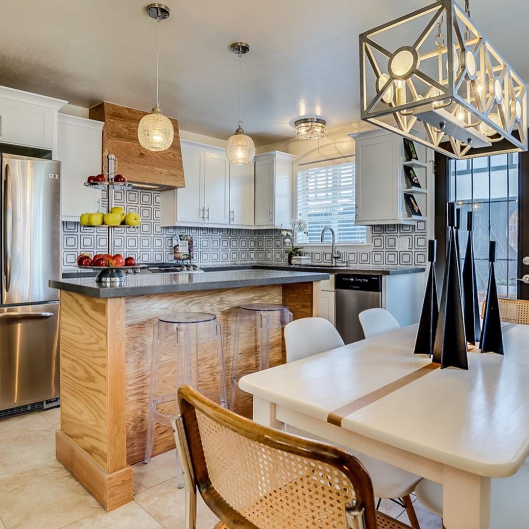 ليس هناك وجه مقارنة مابين الصورتين فالاولى كانت عبارة عن جماد والثانية الألوان الفاتحة والاضاءة المدروسة والزخارف في كل مكان اعطت وبعثت الحياة في المطبخ وأصبح مفعما بالحركة.

#تصميم_داخلي 
#سعودي_بانثر