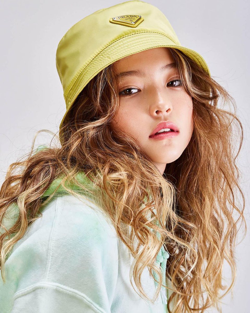 ellagross_py's tweet image. 21/11/20 #UPDATE🦋

Nuevas fotos publicadas por vikapobedaphotography de Ella Gross 👏❤️

✨Modelo: ellagross

✨Capture by: vikapobedaphotography

✨Styled in: prada

#ellagross #model #trainee #yg #theblacklabel #ellagross_paraguay