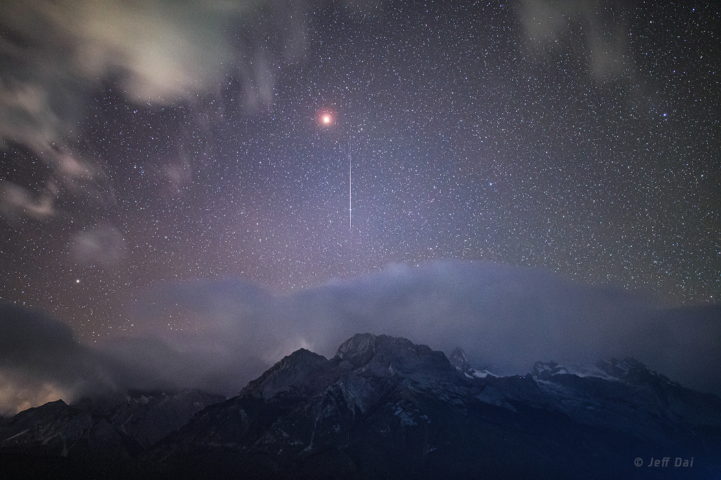 StellarInsights's tweet photo. Mars and Meteor over Jade Dragon Snow Mountain
Image Credit &amp; Copyright: Jeff Dai (TWAN) https://t.co/dJ1yPyGGoX