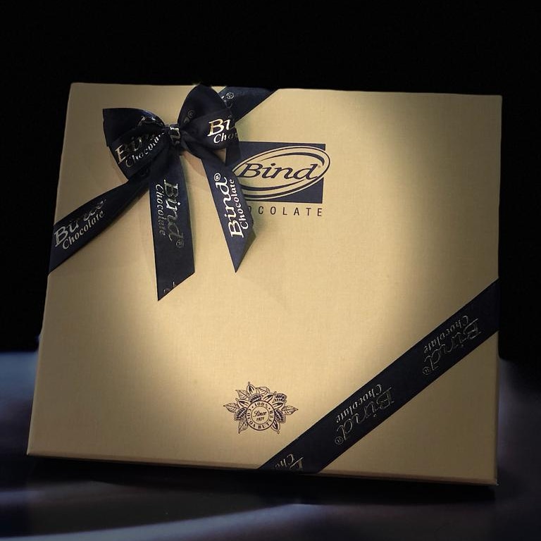 BindCikolata's tweet photo. Öğretmenler Günü hediyeniz için gerçek çikolata lezzetini ve şıklığı Gold Collection'da bir araya getirdik.

We combined the real chocolate flavor and the frequency with Gold Collection for Teacher's Day gift. ☎ 444 7 444 📲 https://t.co/SE1XLDYDtW

#bindchocolate #bindçikolata https://t.co/fDEuJrD2vV
