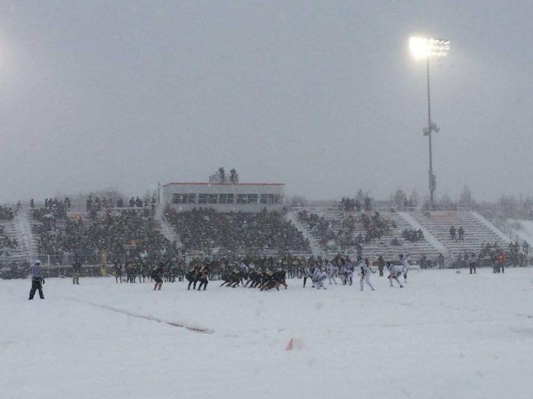 PWGRIDIRON's tweet photo. 5 Year Anniversary | P-W takes down Detroit Loyola the defending champions 30-0 in the 2015 Snow Bowl to advance to the D7 state finals. Nobody loves playing in the snow more than the Pirates! ❄️☃️🏈 https://t.co/5LwWGdtrHE
