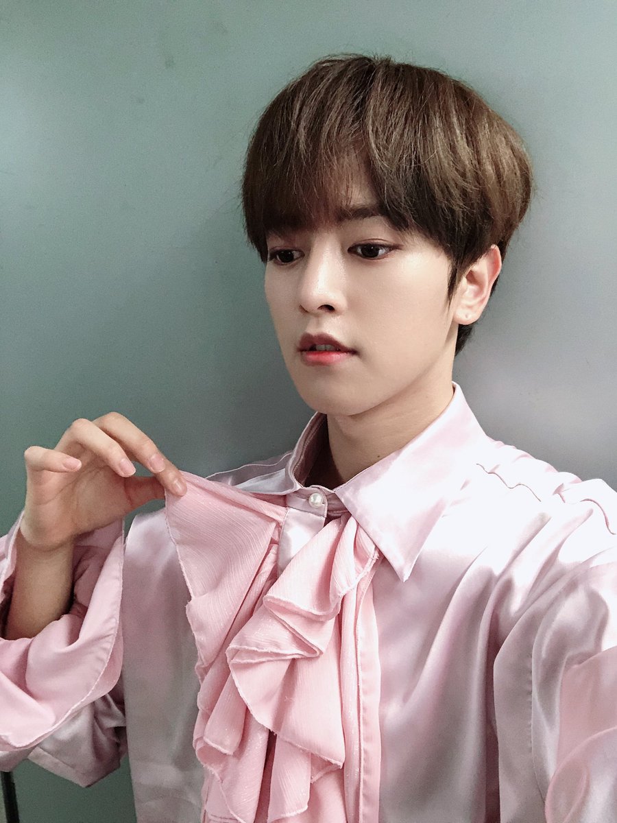 I dont understand why he had to hold his shirt like that. Like, why???