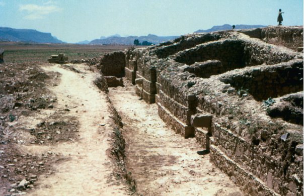 Y si el origen es enigmático, el final también lo es. Matara se hunde hacia el 600 d.C. Sus palacios se abandonan. Su población se dispersa en aldeas. No volverá a haber ciudades ni moneda ni comercio internacional de cierta entidad hasta fines del siglo XIX. ->