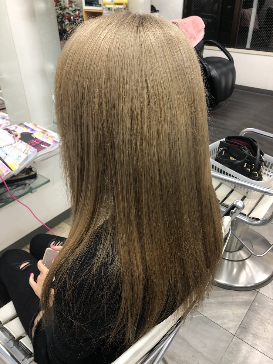 ストロベリーロックス 赤羽カラー専門店 本日のヘアカラー セルフ で ブリーチ をしたらムラになってしまったのでどうにかして下さい と泣きつかれたらそりゃ断れないよね なかなかのムラで久々に手こずったけど無事にキレイに仕上がりました