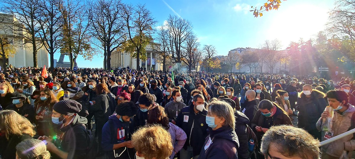 leilachaibi's tweet photo. "Tout le monde veut filmer la police !"

Beaucoup de monde aujourd'hui à #Trocadero pour exiger le retrait de la #PPLSecuriteGlobale, tout comme les syndicats de journalistes, la defenseure des droits, l'ONU, les assos de défense des droits de l'Homme...
#StopLoiSecuriteGlobale https://t.co/atVJtpszbc