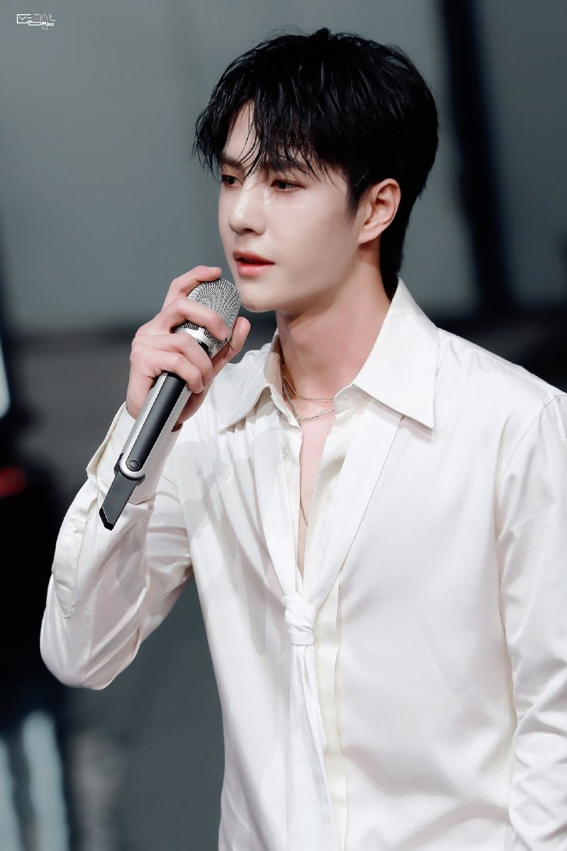 tuanoy_wz's tweet photo. ปล่อยมาเพิ่มค่ะ ป๋อกับเสื้อขาวคือใจพังหล่อมากกกกก
Cr.E·MAIL0805王一博 https://t.co/FbAJw0p3xe