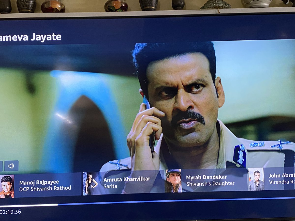 pri_kandpal's tweet photo. So papa was watching satyamev jayte movie and after watching it for 25 mins he said ये फ़िल्म वाले लोगों को पागल समझते है क्या,10 mins में @BajpayeeManoj को dcp से cp और फिर dcp के रैंक पहना दिए .. i watched n found this👇🏻👇🏻
How bout respecting the uniform and stars #zaveri saab https://t.co/6GuGwcP9Br