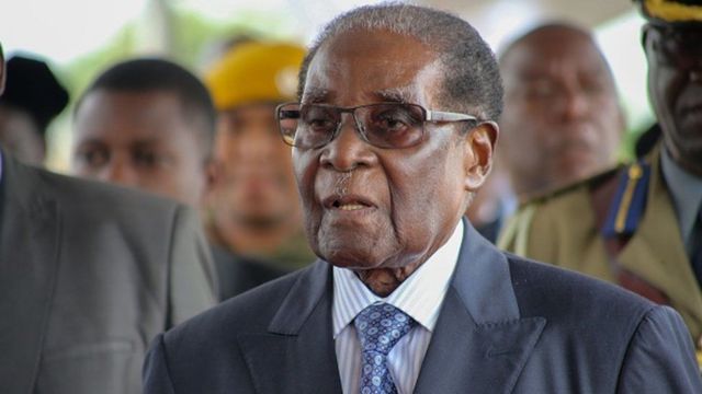 Robert Mugabe : "Sucer le sein est un instinct de survie que les hommes ont appris à la naissance. Mais où et comment les femmes ont-elles appris à sucer des pénis me dépasse toujours…"