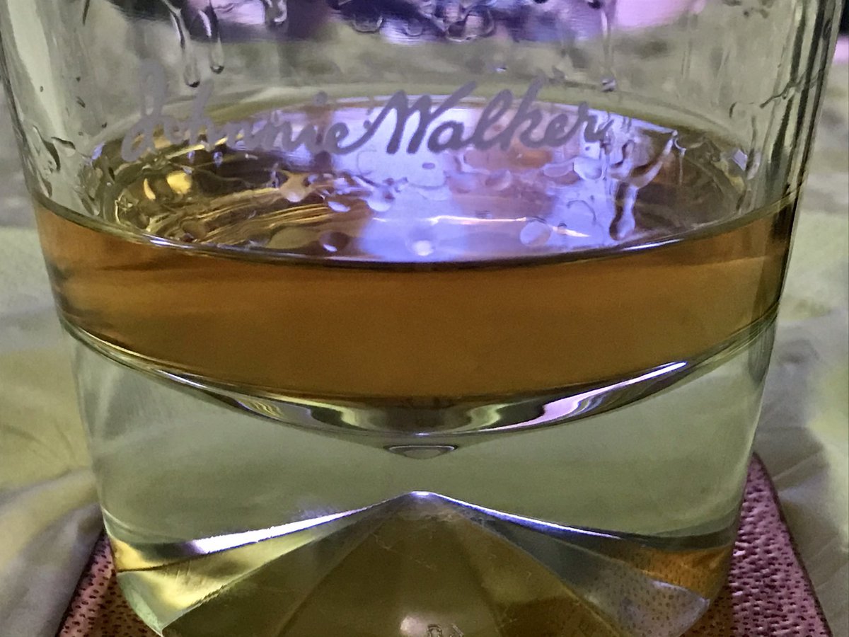 VetustaZ's tweet photo. A punto de entrar a Appalachia, momento patrocinado por #JohnnieWalker #goldlabelreserve 🥃 , y como no acordarme de este grande? @dweller_13 😁 @JaviWAF , dirigiendo 🎮 a : #vetustazeta 👩🏾🏴☠️ #fallout76 ☢️ , y todo en sigilo ... 😂 https://t.co/4mRrKbg82n