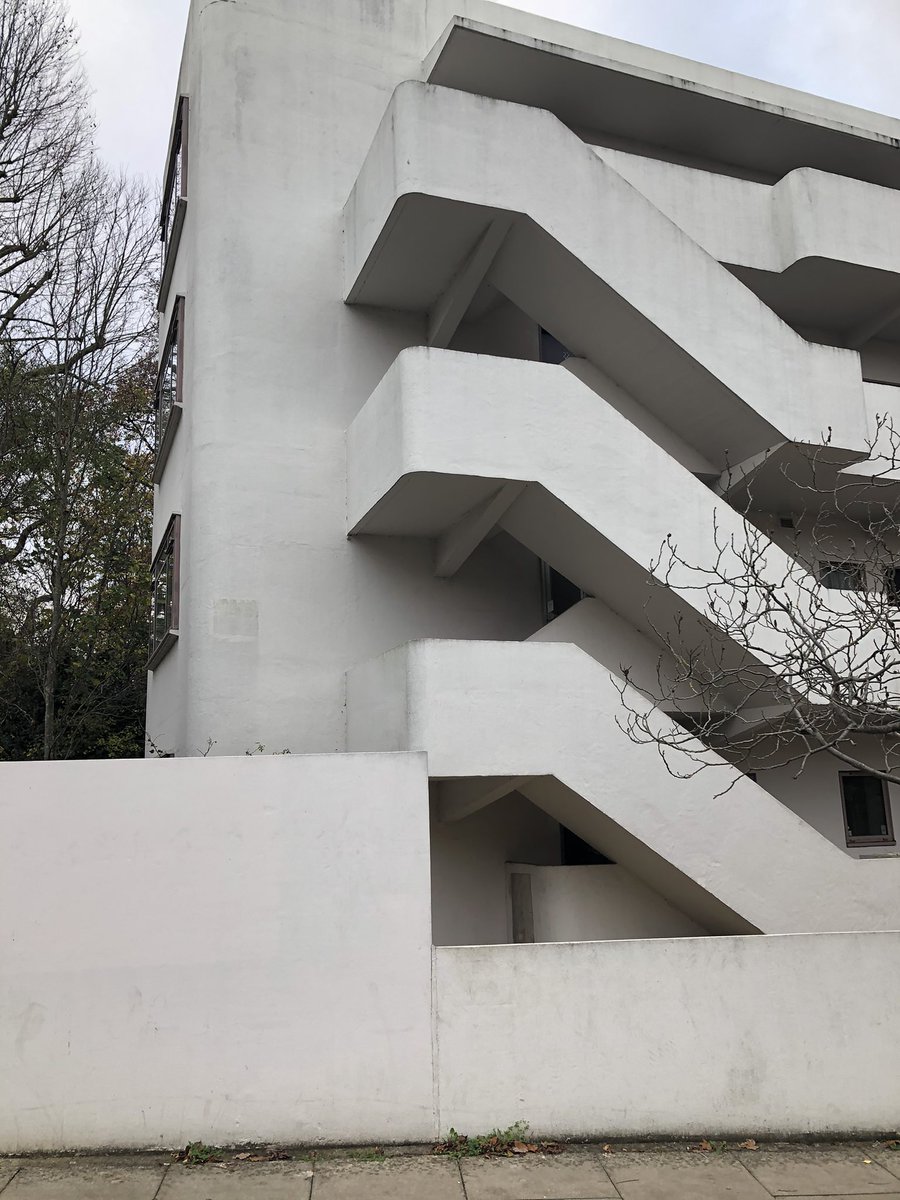 Lawn Road flats in Hampstead... former home of architect Walter Gropius – bei  Isokon Building
