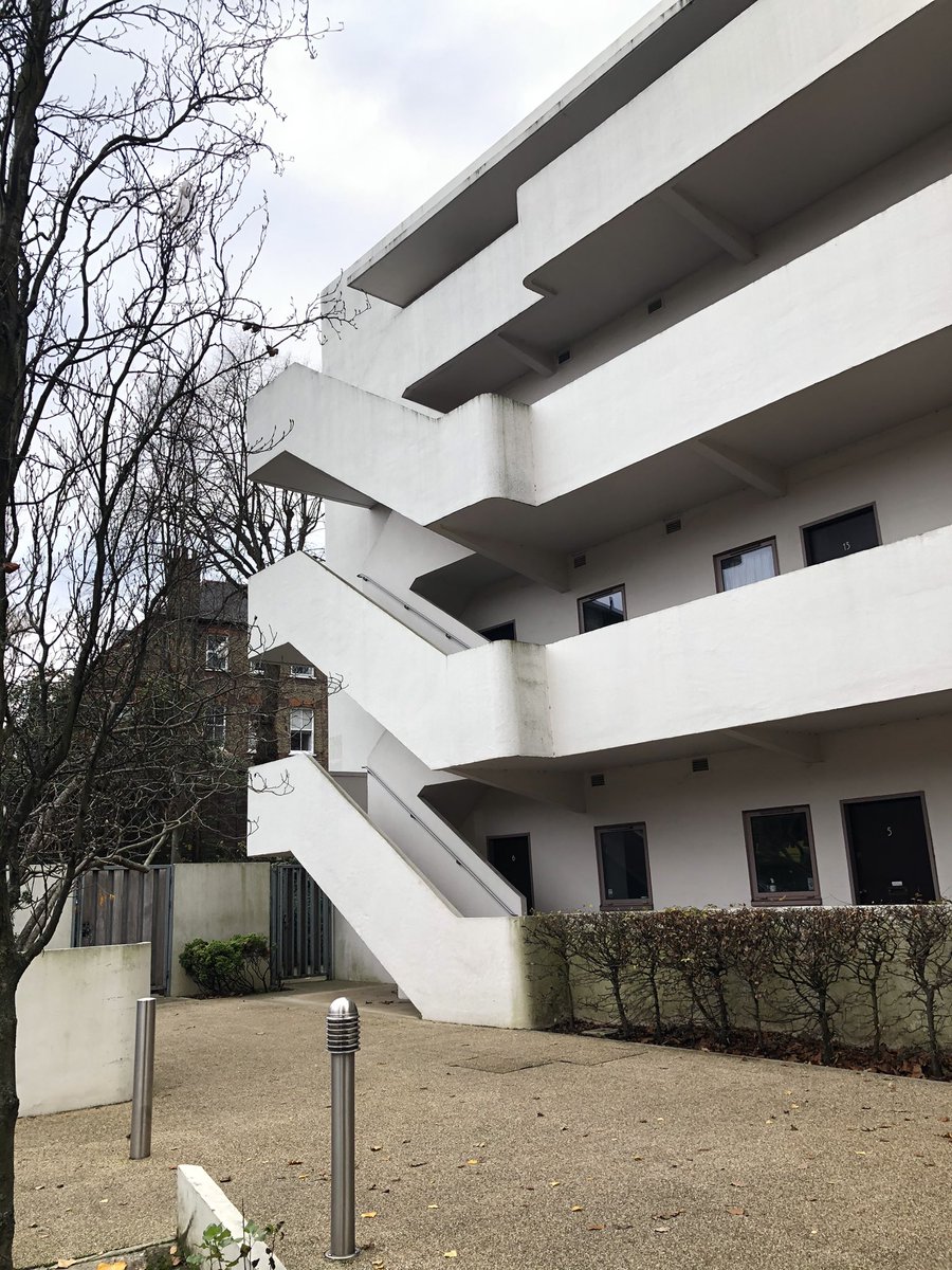 Lawn Road flats in Hampstead... former home of architect Walter Gropius &ndash; bei  Isokon Building