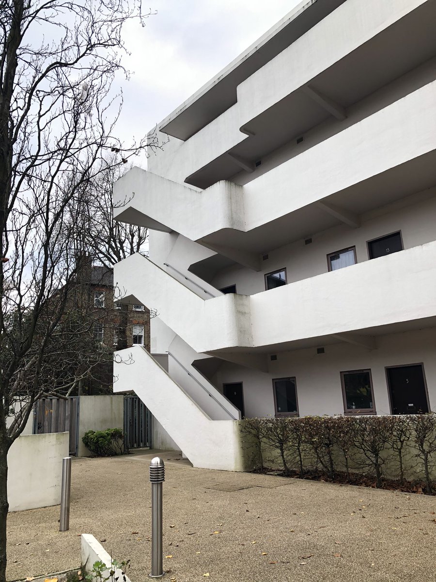 Lawn Road flats in Hampstead... former home of architect Walter Gropius – bei  Isokon Building