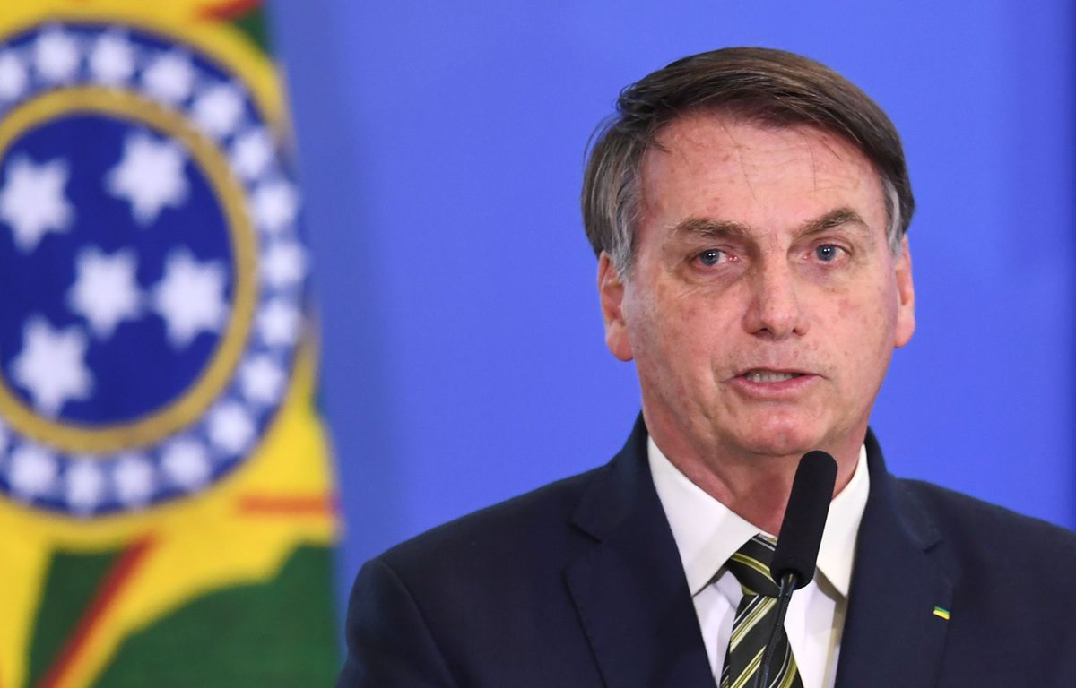 Lors d'une audition de la chambre des députés, Jair Bolsonaro s'en prend à la présidente Dilma Roussef, l'accusant de vouloir homosexualiser les jeunes enfants. Il s'en prendra également à la ministre du droit des femmes Eleonora Micicci qu'il traitera de "grosse gouine".