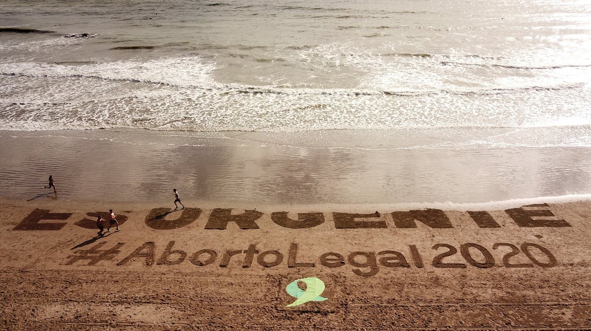 CampAbortoLegal's tweet photo. ✊🏾💚😍 ¡Desde #MardelPlata decimos que es urgente!  

Intervención en Varese. En todos los puntos del país exigimos #AbortoLegal2020 💚🌊💚🌊💚 ¡En Campaña hasta que sea Ley! 🔥🔥🔥 https://t.co/vwRl04H6Yn